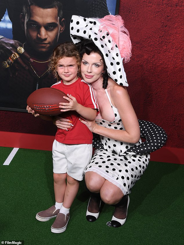 كانت الممثلة ، البالغة من العمر 35 عامًا ، تشارك ابنها البالغ من العمر أربع سنوات مع زوجها السابق بيتر أرتمييف ، فستان مشد في البولكا دوت لهذا الحدث