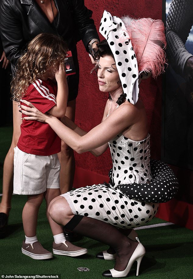 على السجادة الحمراء ، قام ابن جوليا فالنتينو بتوجيه موضوع الفيلم وارتدى تي شيرت رياضي أديداس وتمسك به كرة القدم