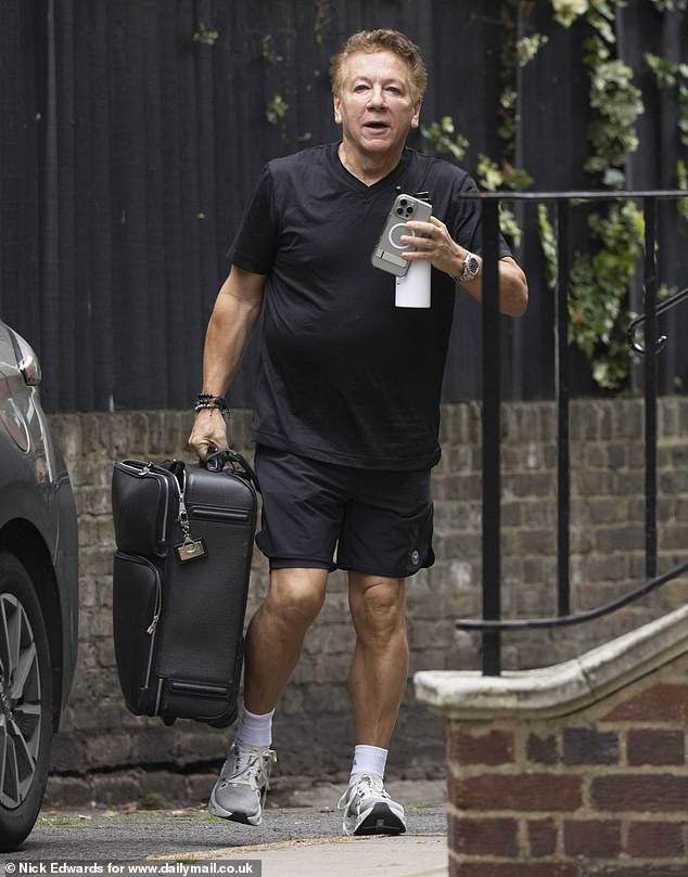 شوهد روس كينج أيضًا وهو يصل إلى التدريب مع حقيبته في متناول اليد