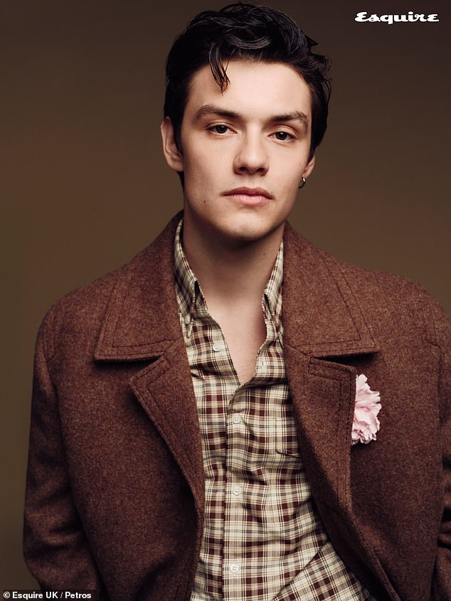 سبق له دور البطولة في أفلام الغموض Enola Holmes و Enola Holmes 2 مقابل الممثلة ميلي بوبي براون