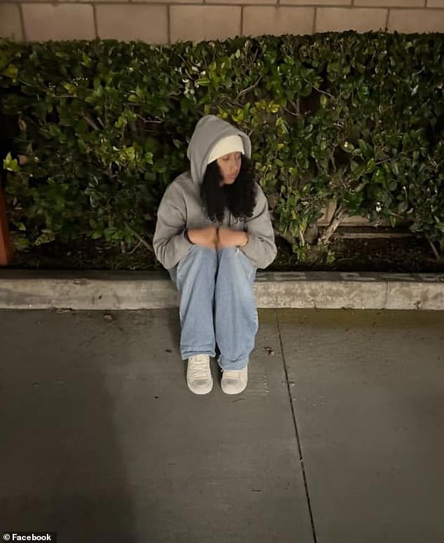 زعمت إحدى مصادر ديلي ميلز أن ريفاس هرب من المنزل لأن عائلتها لم توافق على علاقاتها المزعومة مع بيرك