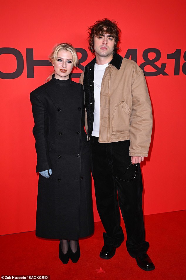 كما حضر الحضور ابن عم لينون ، أنايس غالاغر ، ابنة نويل