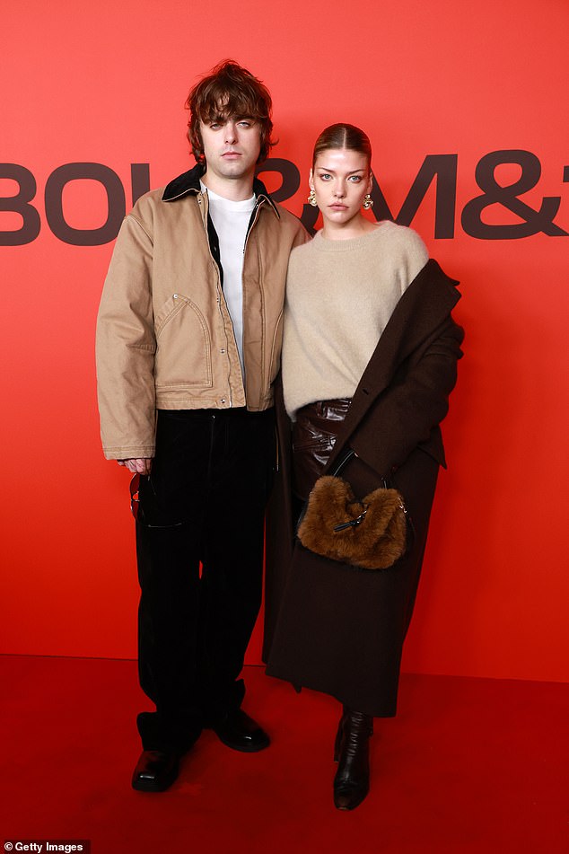 انضمت إلى هذا الحدث من قبل لينون غالاغر وصديقته إيزي ريتشموند