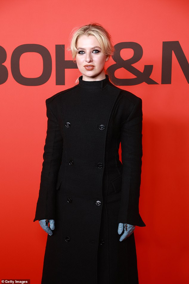 لقد ربطت المظهر مع الجوارب الشديدة ، الخناجر السوداء وزوج من القفازات الأزرق الفاتح في المقابل