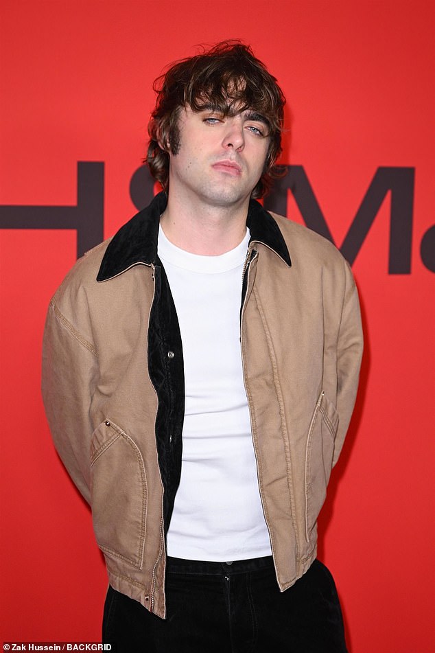 خرج لينون للمساء في سترة تان يضم بطانة سوداء سوداء ، مقترنة بنطلون سوداء فضفاضة وقميص أبيض