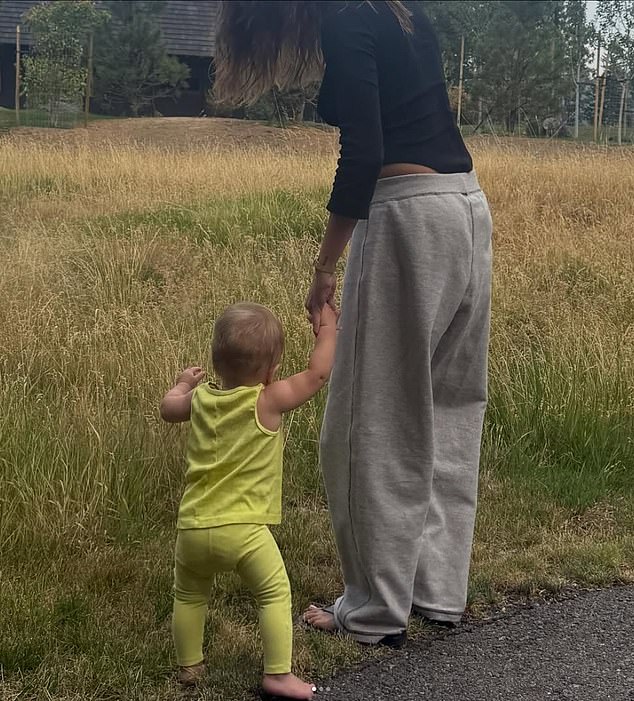 عارضة الأزياء من أريزونا مع ابنها جاك بلوز بيبر ، Age One