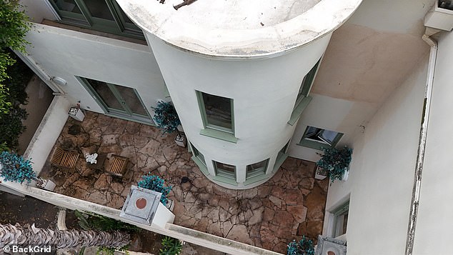 قال Trifunovic إنه لم يكن لديه أي اتصال مع LAPD وغير متأكد من ما تم العثور عليه أثناء البحث أو ما هي أنواع الاختبارات التي أجريت في الداخل