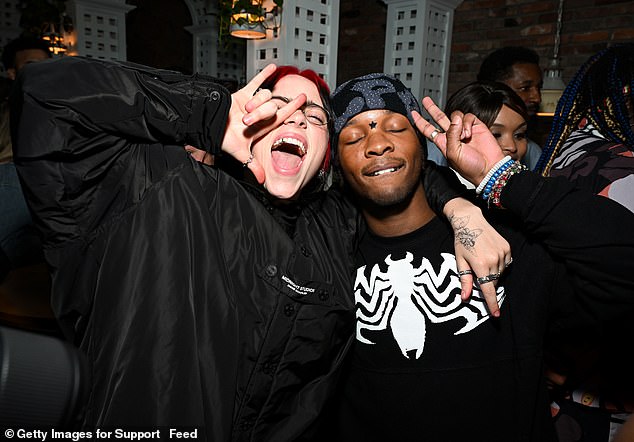 كان D4VD يرتدي قميصًا أسود مع رسم بيضاء على صدره ، والذي كان يرتديه أيضًا عندما تم تصويره مع Megastar Billie Eilish في أكتوبر 2023 في لوس أنجلوس