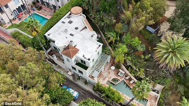 داهمت الشرطة منزل المغني بحثًا عن أدلة في الدم في وقت متأخر من يوم الأربعاء