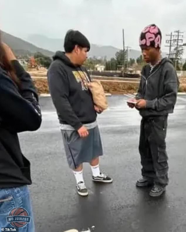 تم تصوير الفنان الموسيقي في بحيرة Elsinore بالقرب من منزل الضحية في صورة ظاهرة الظهور