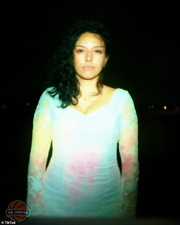 أشار الناس عبر الإنترنت أيضًا إلى مقطع فيديو 2022 من الفنان الذي يحمل عنوان 