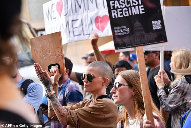 يرتدي النجمة ذات الوشم ، التي كانت ترتدي أعلى بني مزين بأيقونات عصا الهوكي ، بعلامة تقرأ 