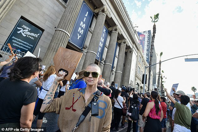 انضم روبي إلى العشرات من المتظاهرين خارج مركز El Capital Entertainment للاحتجاج ، والذي تضاعف كجمع مكافحة لترامب