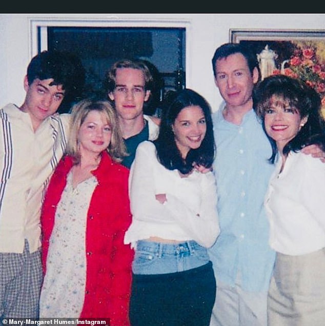 سيؤدي هومز ، فان دير بيك ، كاتي هولمز ، ميشيل ويليامز ، جوشوا جاكسون ، ماري بيث بيل ، جون ويسلي شيب ، نينا ريبتا ، كير سميث ، ميريديث مونرو ، وفريق فيليبس ، القراءة المباشرة للمسلسلات البارزة لعام 1998 (في الصورة).