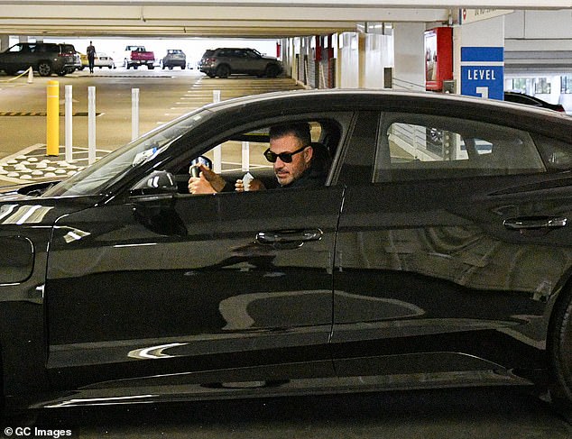 بعد يوم واحد من تعليق برنامجه الحواري في وقت متأخر من الليل ، شوهد كيميل ظهر يوم الخميس في لوس أنجلوس (كما هو موضح أعلاه)