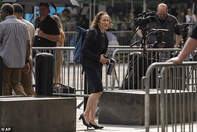 تم وضع علامة على شابيرو كعضو جديد في فريق بالدوني القانوني في الأعمال الورقية التي قدمتها في 15 سبتمبر. في مدينة نيويورك في يوليو الماضي