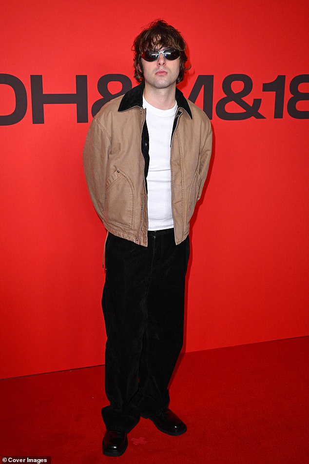 كان لينون يبرد كما يحمي عينيه خلف الظلال