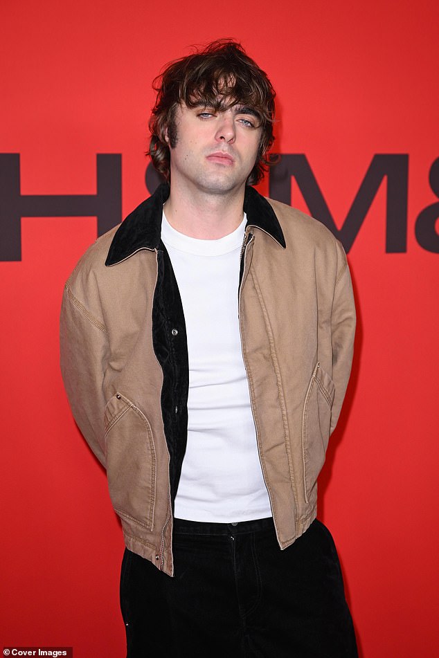 لقد بدا صورة البصق لأبيه نجم الواحة