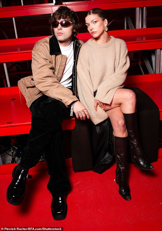 أخذ الزوجان مقعدهما في الصف الأمامي