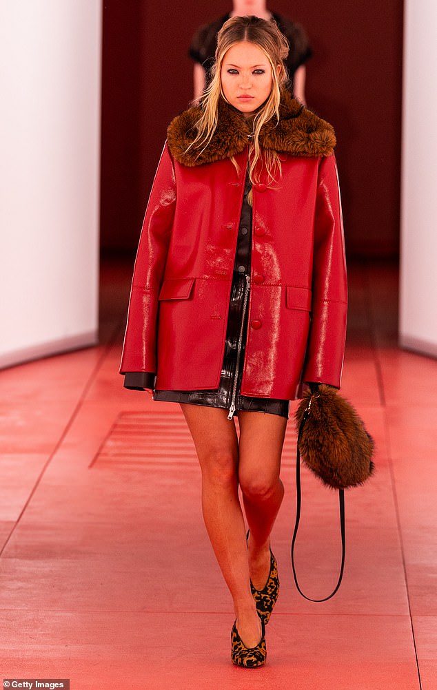 بدت ليلى ، وهي ابنة كيت موس ، مثيرة في فستان صغير أسود ومعطف أحمر كبير