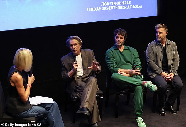 سيشهد العرض الجديد الفرقة لأداء قائمة مجموعة 2009 الأصلية ، ولكن تعد ببعض المفاجآت الجديدة على طول الطريق.