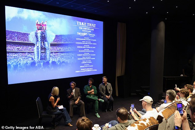 السيناريو ، الذي دعم Take That في Circus Live Tour الأصلي سيعود أيضًا كضيوف لعروضهم في المملكة المتحدة ، إلى جانب Belinda Carlisle