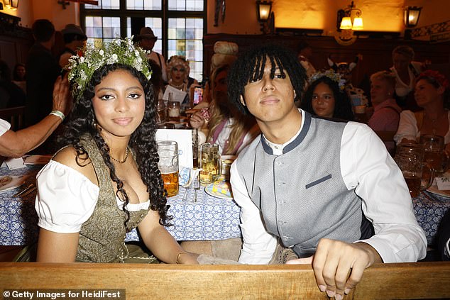 لو ، 15 عامًا ، وشقيقها البالغ من العمر 18 عامًا يوهان