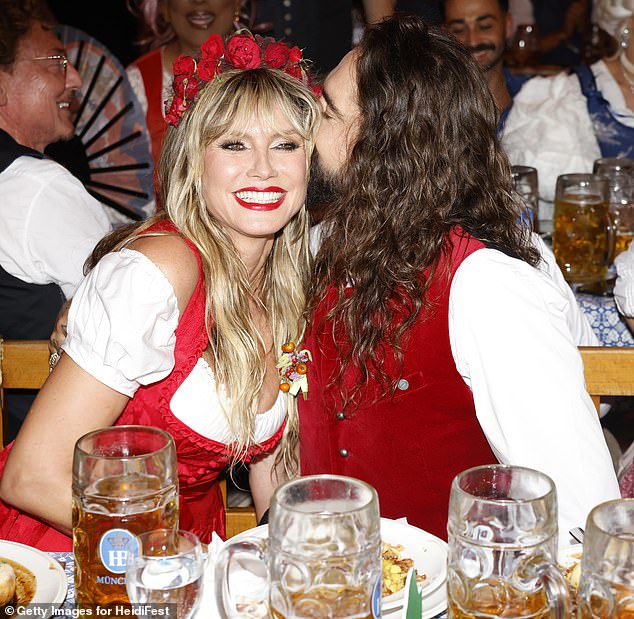 وتلقى المخضرم في فيكتوريا سيكريت قبلة من زوجها كوليتز