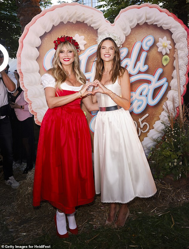 كلوم وصديقتها من عارضة الأزياء أليساندرا أمبروسيو تجعل علامة القلب