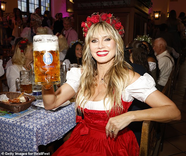 حملت نجمة Got Talent الأمريكية بيرة أثناء وجودها على طاولة