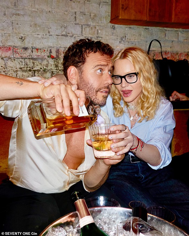 انضم إلى الزوج الأيقوني مجموعة من المحلات A حيث قاموا باختلاف عودة Firehouse - التي فتحت أبوابها حصريًا لهذه المناسبة بعد حريق مدمر في عيد الحب (Madonna و Mert Alas في الصورة)