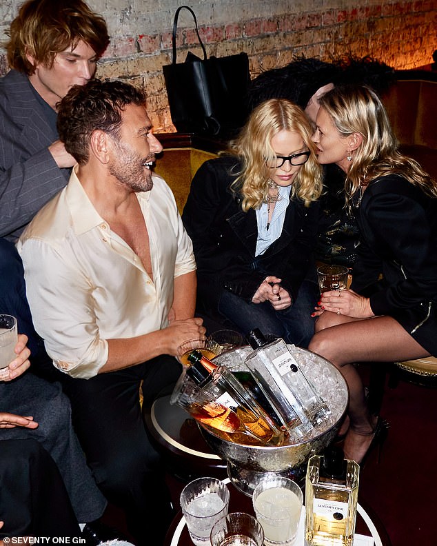 بدا كيت ، 51 عامًا ، أنيقة دون عناء في ثوب أسود صغير معجزة مع لباس ضيق وكعوب وهي تأخذ مكانها على طاولة كبار الشخصيات مع جوردان باريت ، ميرت للأسف ، ومادونا (LR)