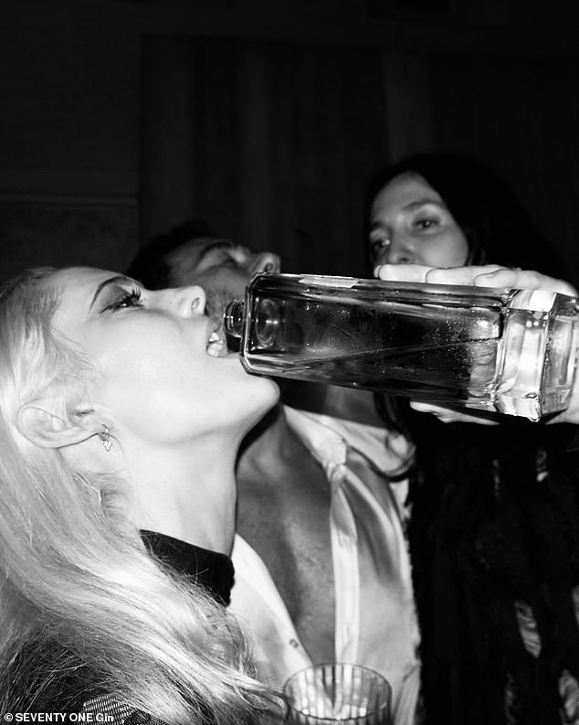 أحضرت الضيف روزي المشاعر الحزبية وهي تصل إلى حلبة الرقص ، وأخذ لقطات من الزجاجة