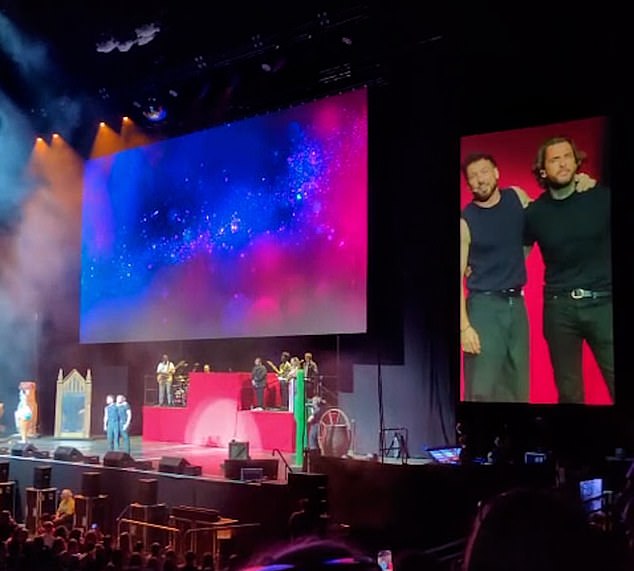 حصل بيت على فرقة المسرح لتشغيل عرض أغنية One Direction Steal Girt. هرع سام على خشبة المسرح لإيقاف الفرقة التي قال لها بيت: 's ** t ، لقد نسيت'