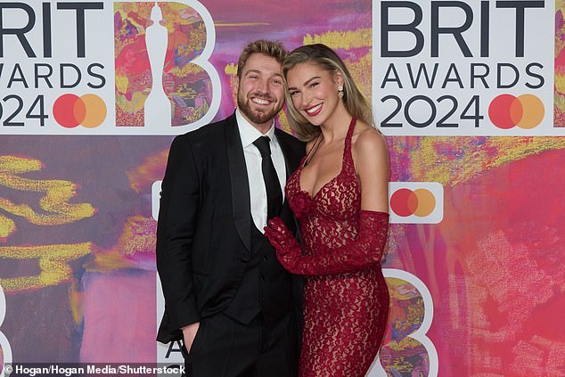 أنهى سام وزارا علاقتهما في ديسمبر ، بعد موسم العطلات الذي قضى بشكل منفصل (في الصورة في مارس 2024)