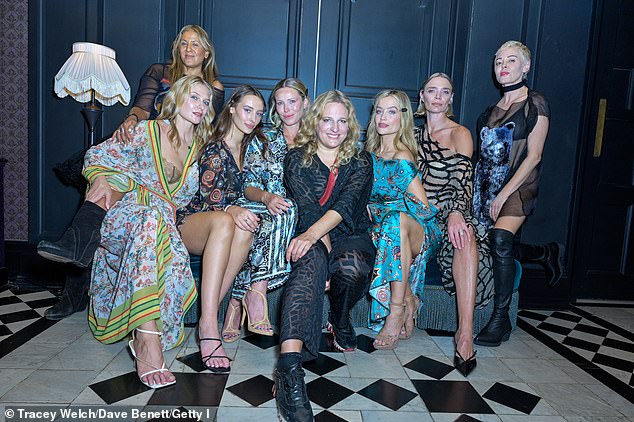 في الصورة من اليسار إلى اليمين: عزي جلاسر ، ياسمين برونر ، الهند شابلن ، كيرا شابلن ، جيني ليتشر ، لورا وايتمور ، جودي كيد وروز مكجوان