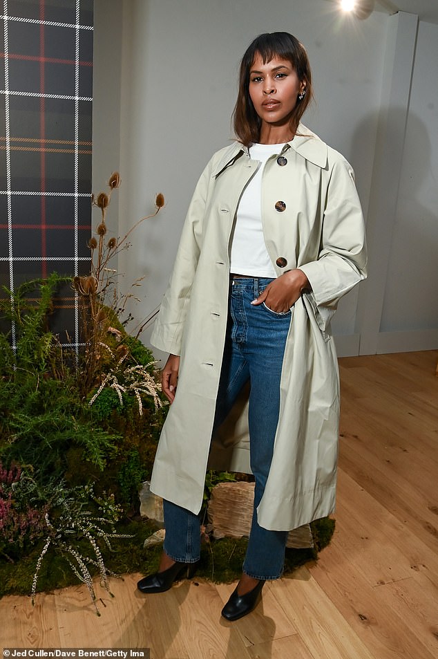 ارتدت سابرينا إلبا قميصًا مجهزًا من طاقم الطاقم تحت معطف من خندق بيج كلاسيكي مع بنطلون جينز من الدنيم لهذا الحدث