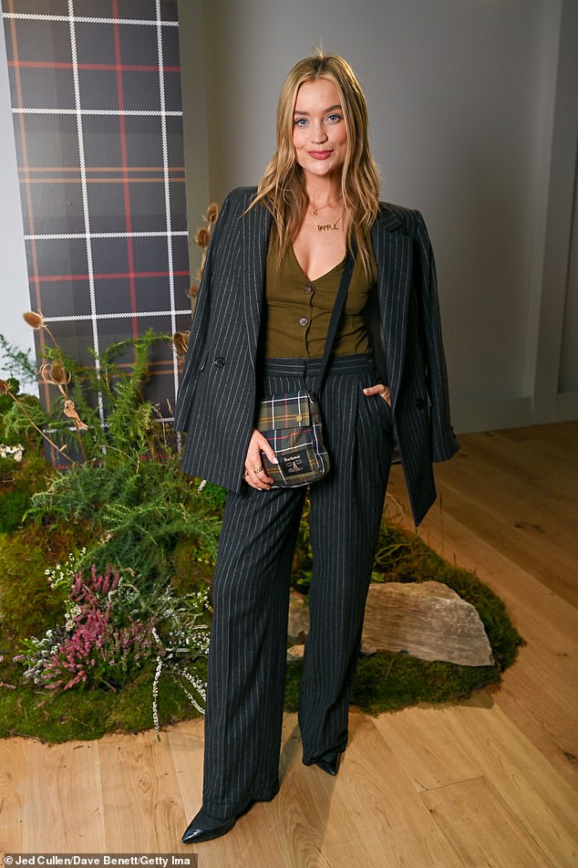 في وقت سابق في حدث باربور ، قدمت لورا نظرة أكثر دقة ، على الرغم من أنها لا تزال تتلألأ في بدلة سوداء مجردة مع سترة كبيرة كانت ترتديها فوق كتفيها