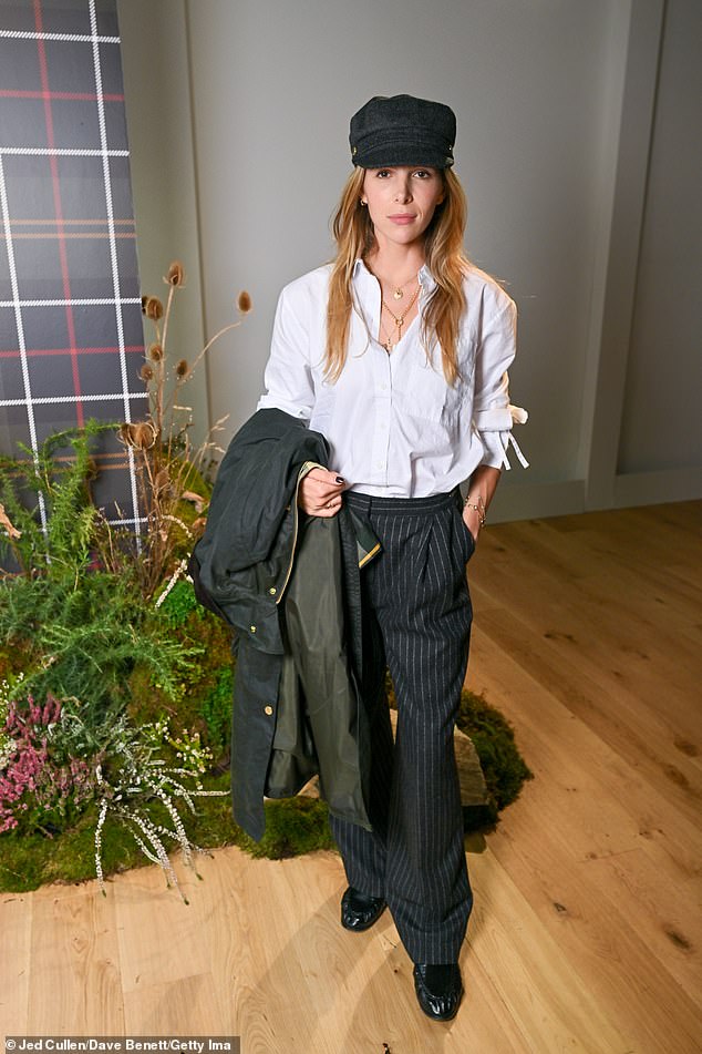 ارتدت لارا براوننج سراويل مطابقة للبدلة مع لورا ، على الرغم من أنها اختارت بلوزة بيضاء