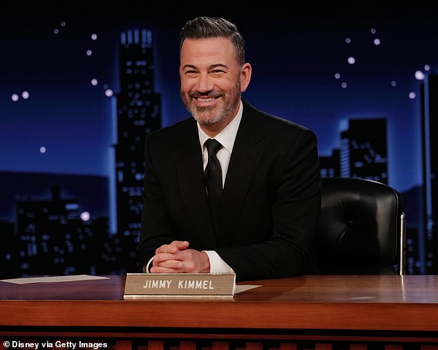 يقال إن دانا والدن ، رئيسة ديزني للترفيه ، كانت هي التي أخبرت كيميل بتعليق عرضه خلال مكالمة هاتفية ، وفقًا للموعد النهائي ؛ شوهد في مايو