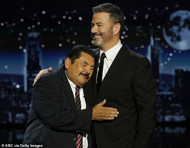 بعد وقت قصير من ظهور خبر تعليق كيميل ، شوهدت صاحبه غييرمو رودريغيز وموظفون آخرون وهو يتجول ويغادر الاستوديو