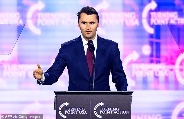 تم سحب كيميل من الهواء بعد تصريحاته في تشارلي كيرك خلال مونولوج يوم الاثنين في برنامج الحوارات في وقت متأخر من الليل. تم إطلاق النار على كيرك الأسبوع الماضي أثناء حديثه في جامعة وادي يوتا ؛ رأى كيرك في عام 2024 في فينيكس