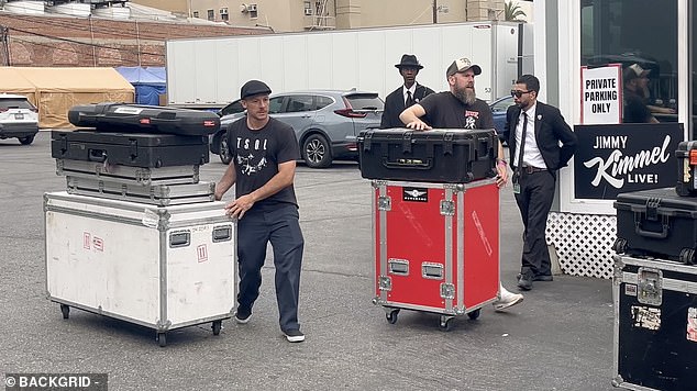 في يوم الأربعاء ، تبين أن الشبكة اتخذت قرارًا بإخراج كيميل من الهواء بسبب تعليقاته - حيث شاهد موظفو العرض وهو يعبّر ويترك استوديو هوليوود بعد وقت طويل (رأينا أعلاه)