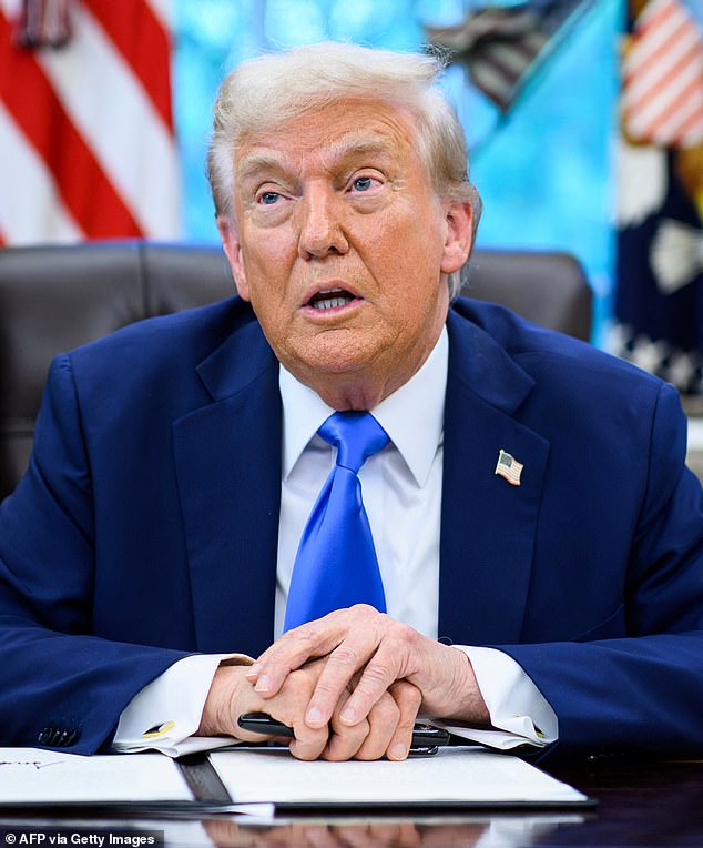 أخذ كيميل أيضًا ضربة قاضية في الرئيس دونالد ترامب ، حيث لاحظ بسخرية 