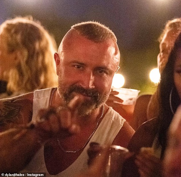 ديلان هيل هو رجل قطب البار الذي يدير الحياة الليلية في مدينة نيويورك ، ويبدو أنه لديه صداقة مريحة مع مصمم الأزياء الخاص بنا PIP