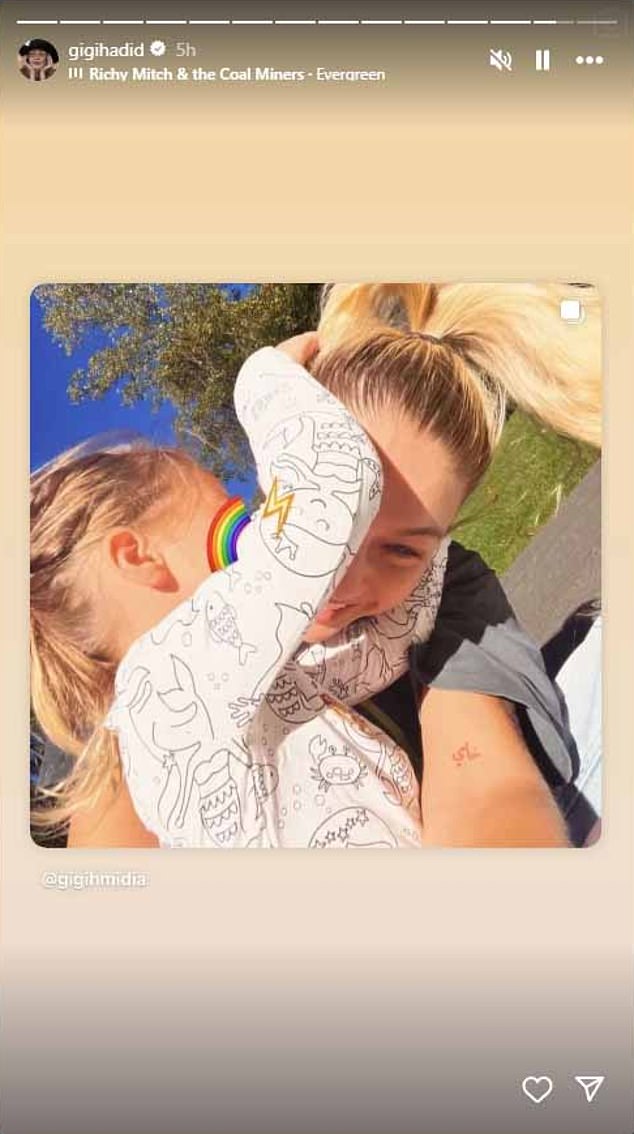 كما نشرت أمي من أحدها صورة لها وطفلها المشترك من قبل حساب المعجبين