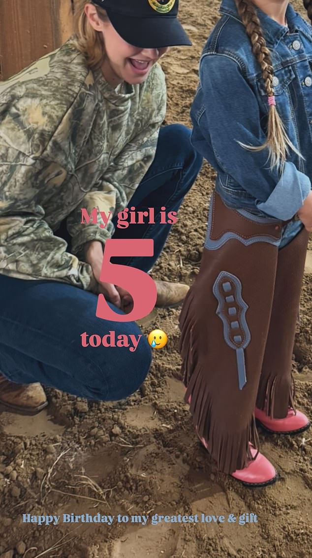 أولاً ، نشرت عارضة الأزياء البالغة من العمر 30 عامًا صورة لها ولها مصغرة في حصان مستقر برسالة حلوة