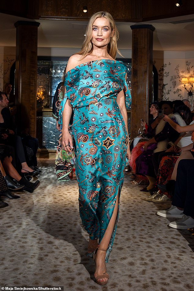 في وقت لاحق انزلق لورا إلى ثوب منقوش أنيقة عانقت شخصية تحسد عليها