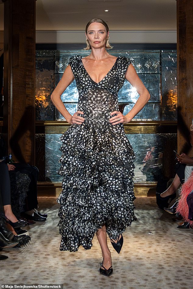 بينما كان مظهر جودي الثاني ثوبًا أنيقًا