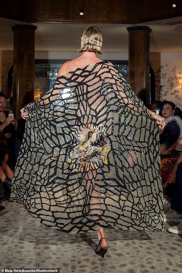 في هذه الأثناء ، تومضت عارضة الأزياء جودي الداخلية تحت مظهرها المطلق مع زخرفة التنين الدرامية قامت بتجميع أغراضها على المنصة.